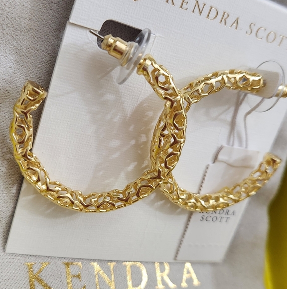 Kendra Scott Maggie Small Filigree Hoop Earring Gold NWT - Picture 3 of 10